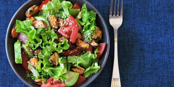 Midye, avokado ve domates salatası