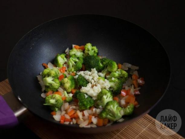 Tavada kızartılmış pirinç nasıl yapılır: sebzeleri doğrayın