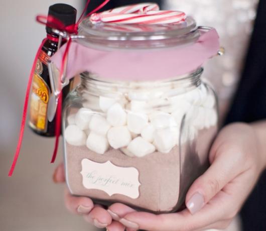 Kendi elleriyle Yılbaşı üzerinde hediyeler Hazırlanışı: sıcak çikolata Set