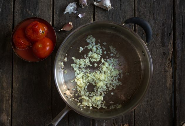 İtalyan köfte güveç nasıl yapılır: soğan ve sarımsaktan tasarruf edin