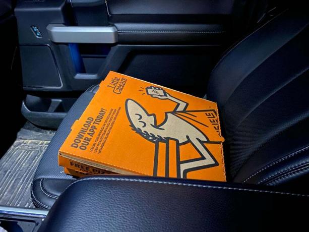 hayat kesmek: koltukta ısıtılmış pizza