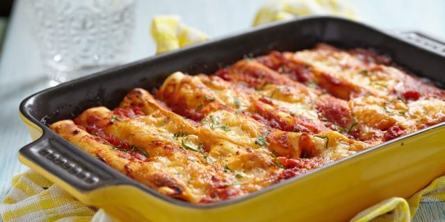 Fırında pişmiş kıyılmış tavuklu Cannelloni