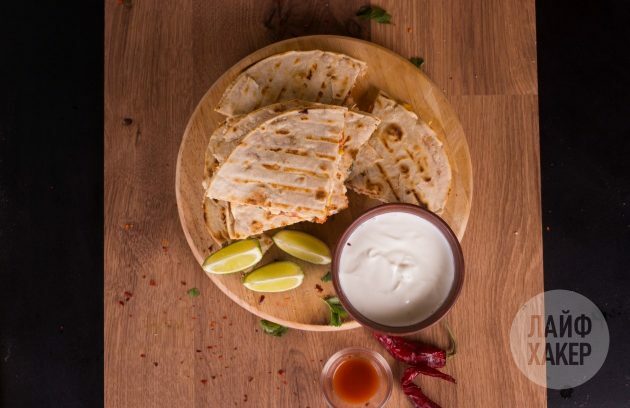 Tavuk, Mısır ve Domates Salsa Quesadillas: Tortillayı dörde bölün