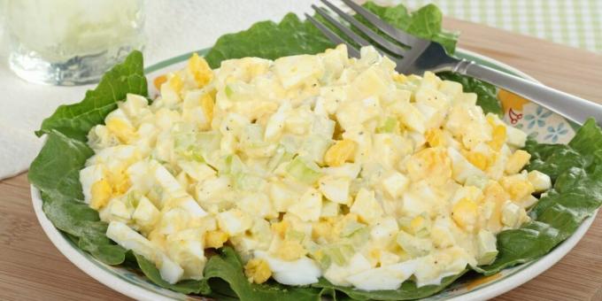 Salatalık ve kereviz ile yumurta salatası