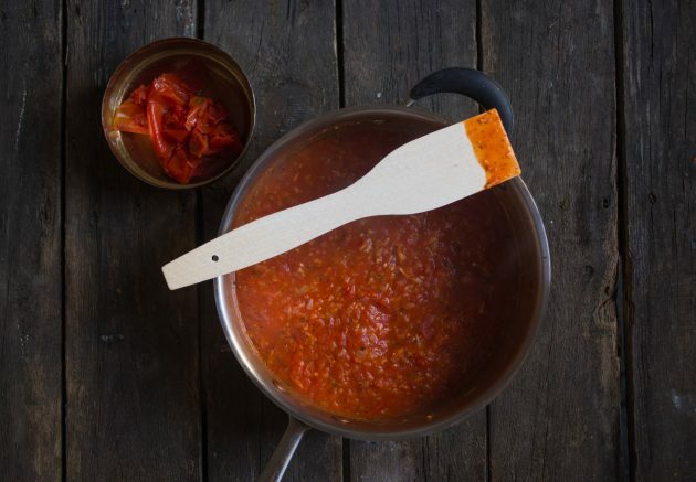 İtalyan köfte güveç nasıl yapılır: kızartmanıza domates ekleyin