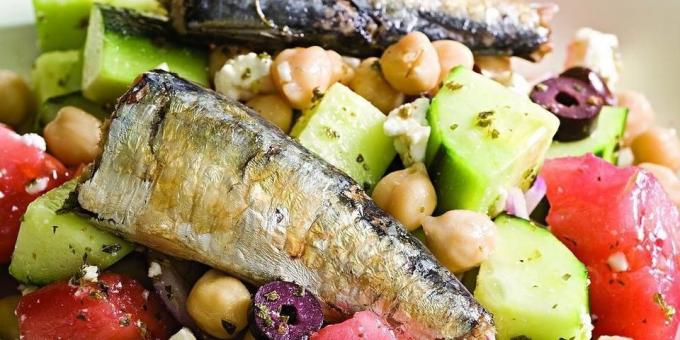 balık Salatalar: sardalye ile Yunan salatası