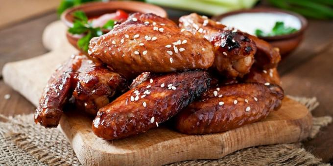 Kore fırınlanmış tavuk kanatları