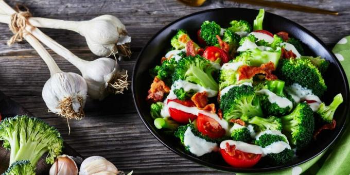 Brokoli, domates ve domuz pastırması salatası