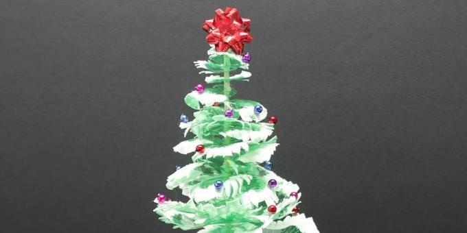 Kendi elinizle plastik şişelerden Noel ağacı nasıl yapılır