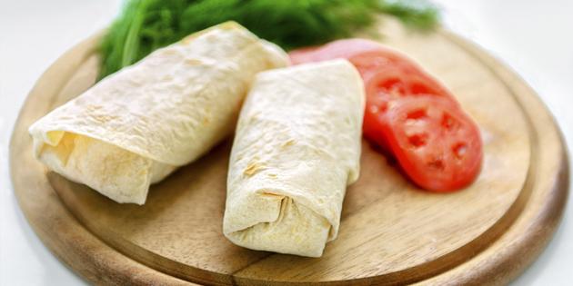 Çin lahanası, salatalık ve domatesli sebzeli shawarma