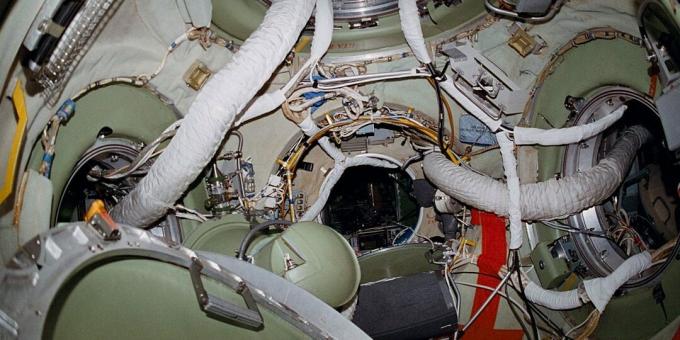 Mir yörünge istasyonunun yerleştirme bölmesinin içi