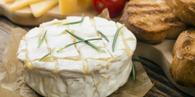 Fırında pişmiş kamembert peyniri