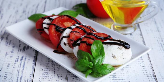 Mozarella, domates ve balzamik soslu salata: basit bir tarif