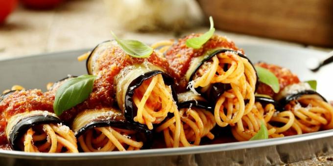 Spagetti ve domates soslu patlıcan ruloları