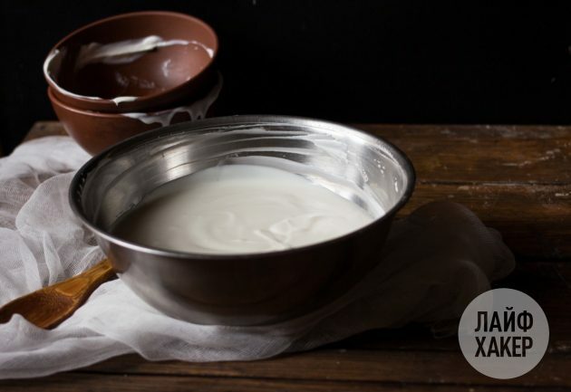 Ev yapımı yoğurt bazlı krem ​​peynir yapmak için ekşi krema ve yoğurdu birleştirin