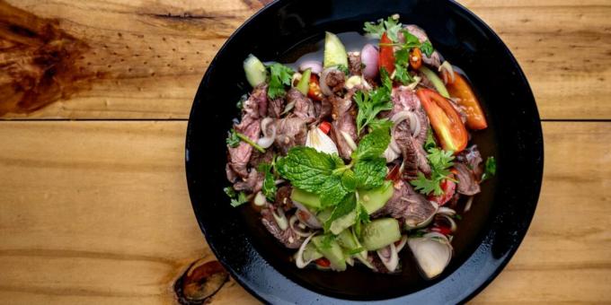 Sığır eti, sebze ve hardal soslu sıcak salata