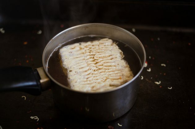 Ramen nasıl yapılır: daha düşük ısı ve et suyuna bir erişte bloğu yerleştirin