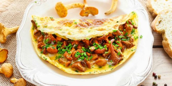 Chanterelles, kekik ve biberiye ile omlet