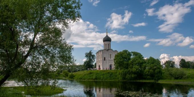 Vladimir ve çevresinin manzaraları: Bogolyubovo köyü ve Nerl'deki Şefaat Kilisesi