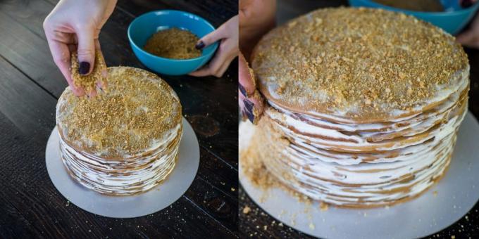 Reçete kek "Bal Kek": Kalan kek kırıntısı haline eziyet ve onun pasta serpin.