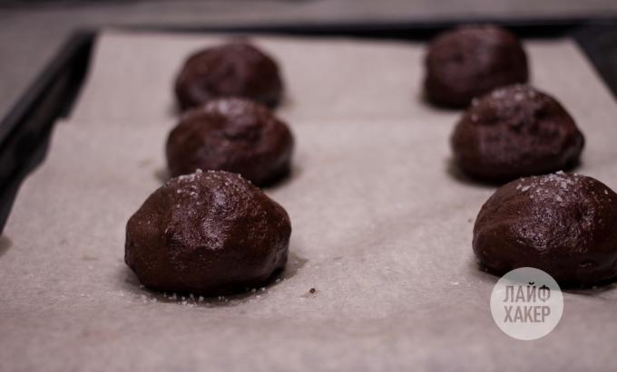 kahvaltıda Fikirler: çikolata ezmesi ile bisküvi - Bir fırın tepsisine metin üzerinde topları koy