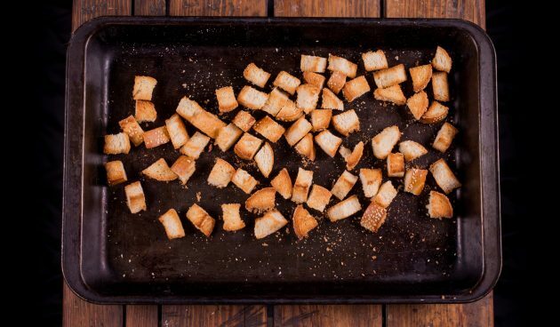 Peynir fondü nasıl yapılır: ekmeğinizi fırında kurutun