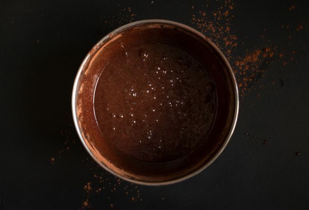 Kakao ve krem ​​peynirli kek tarifi: elde edilen kütleyi elenmiş kuru malzemelerle birleştirin