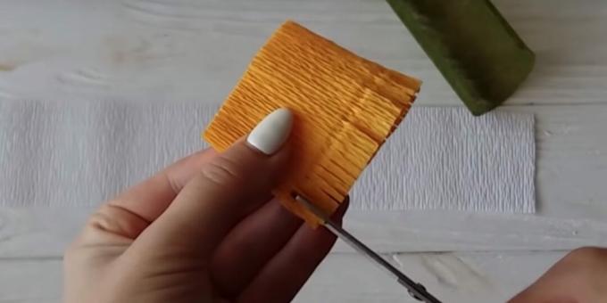 DIY şeker buketi nasıl yapılır: bir şerit üzerinde kesimler yapın