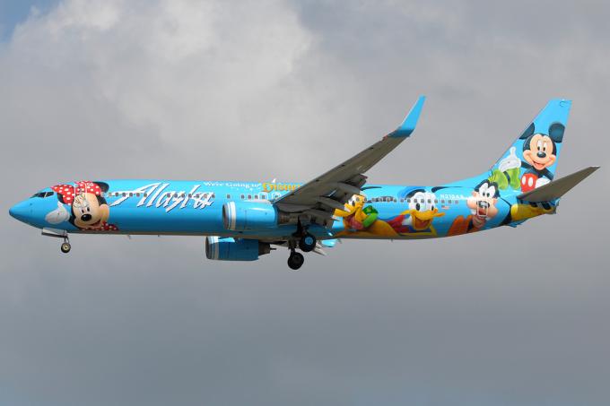 Disneyland Havayolları Boeing 737-900 Alaska Havayolları livery