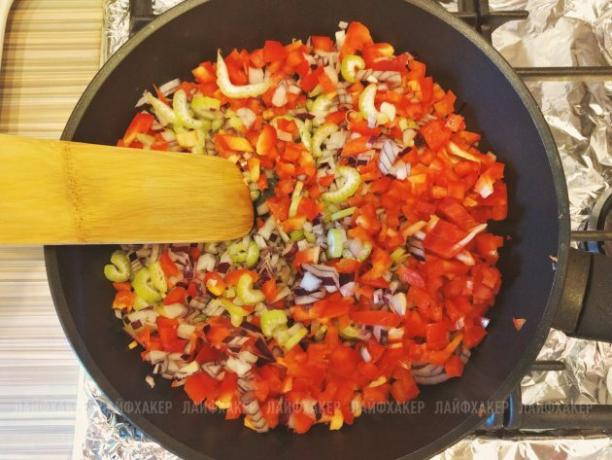 Özensiz Joe Burger Tarifi: Pişirmek İçin Doğranmış Kereviz, Soğan ve Biber Gönderin