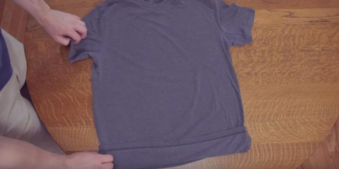 T-shirt yatırın ve hafif alt kenar bükme