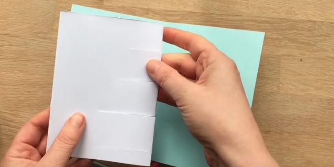 Beyaz bir kağıda dört kesim yapın