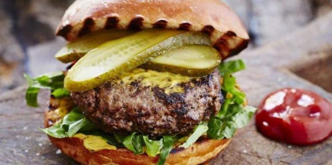 Sığır yemekler: Burger baharatlı sığır göğsü ile