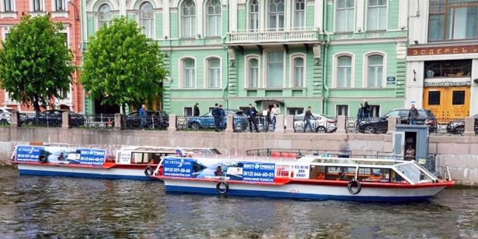 St.Petersburg nehirleri ve kanalları boyunca tekne gezileri