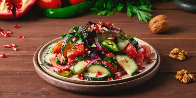 Fındık ve nar ile domates ve salatalık salatası