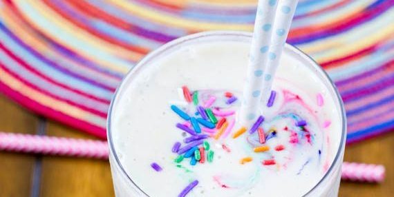 renkli hapları ile Milkshake