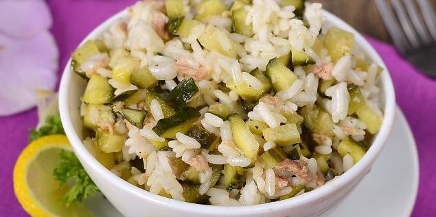 pirinç, ton balığı ve salamura salatalık salata