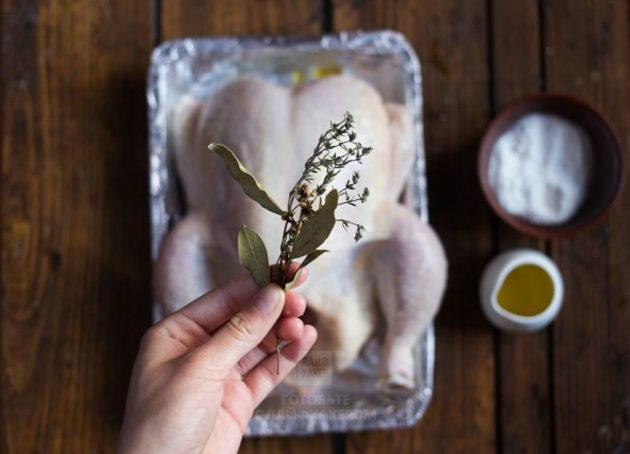 Limonlu Fırında Tavuk: Tavuğun içine kekik ve lavrushka koyun.