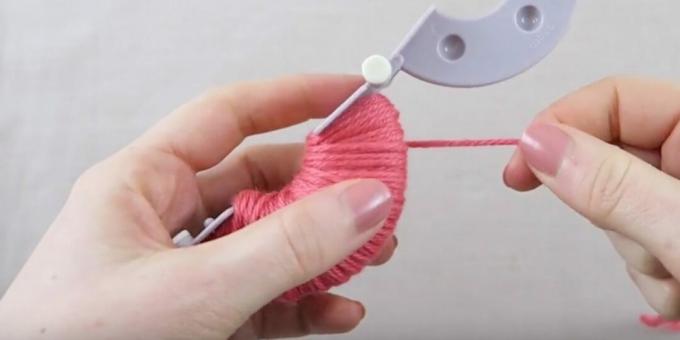 DIY ponpon: armatürün yarısını sarın