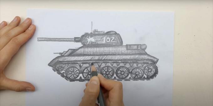 Bir tank nasıl çizilir: tankın üzerini tamamen boyayın
