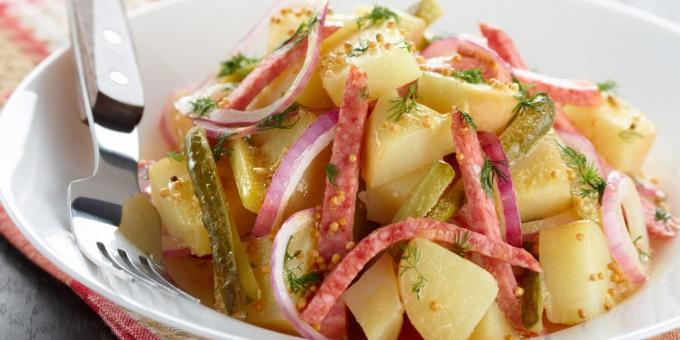 turşu, patates ve sosis ile Salata