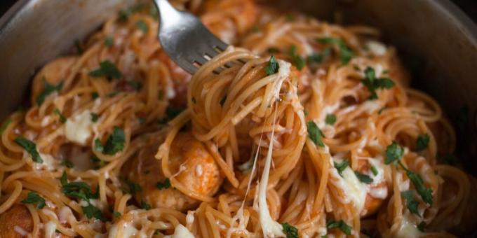 Köfte ve domates soslu spagetti