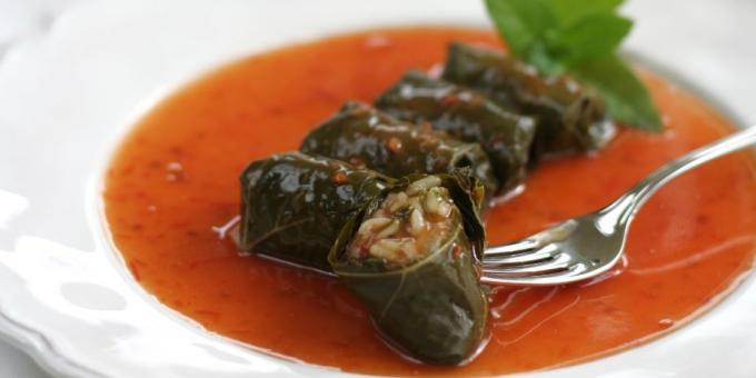 yoğurt ve elma ile domates sosu Dolma