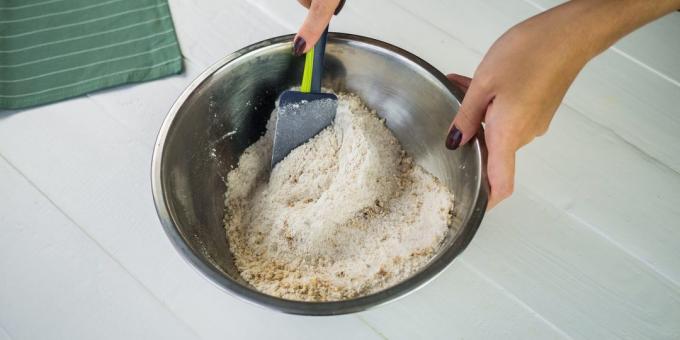 Nasıl armut ile bir pasta pişirmek için: Mix pürüzsüz kadar