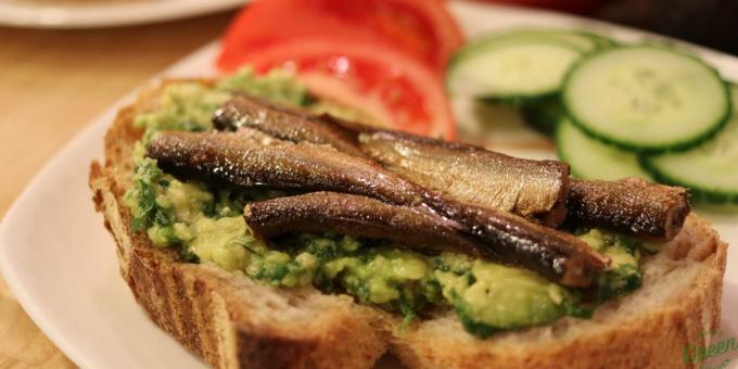 sprats ve avokado ile Sandviçler: Basit tarifi