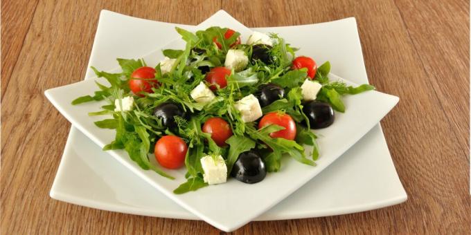 Üzüm, rucola ve peynirli salata: basit bir tarif