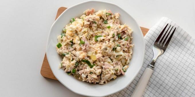 Konserve ton balığı, pirinç ve yumurta salatası