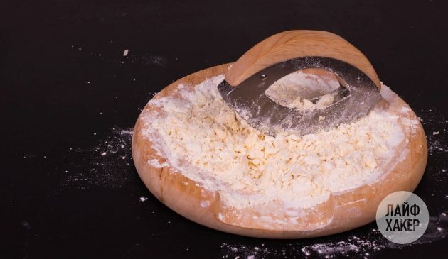 Peynirli krakerler: tereyağı ve unu küçük kırıntılara dönüştürün
